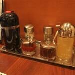 焼肉 山河 - 卓上備品の様子。