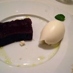 レストラン ロワール フレンチ - “グラン”の　とろけるガトーショコラと　甘草風味のシルクアイスクリーム