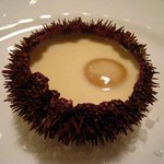 レストラン ロワール フレンチ - 鶉の半熟卵入り　北海道産生うにのオーブン焼き　海のジュースのクリーム