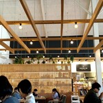 BASE 101% - 木のぬくもりがある店内