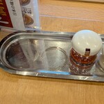 どうとんぼり神座 - 開店してすぐなのに、調味料トレイに油しみ