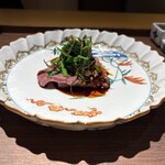 眞善美 - 鹿児島産 黒華牛シャトーブリアンの温前菜、ガーリックソース、秋田県産 三関せり