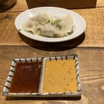 かかん - 水餃子は二つのタレがついています。薬味があってアクセントになります。