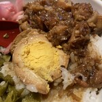 かかん 鎌倉本店 - 綺麗に割れなかったですが卵の黄身の様子。味が染みています。