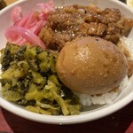 かかん 鎌倉本店 - 酢漬けのタマネギ？の食感と味で、全体的に濃いのがくどくならない気がします。彩もいいです。