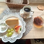 cafe CALME - あなたへの一皿とホットコーヒー