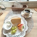 cafe CALME - あなたへの一皿とホットコーヒー