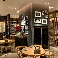 オービカ モッツァレラバー 横浜店 - 店内①（手前のテーブル席）