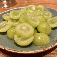 オービカ モッツァレラバー 横浜店 - 「季節のフルーツ（税込￥1,200）」この日は、シャインマスカットでした…