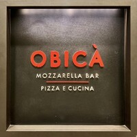 オービカ モッツァレラバー 横浜店 - お店ロゴ（店外掲示のボード看板）