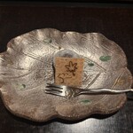 そば茶寮 澤正 - 菓子　シルクスイートレアチーズのそば餅　そば短冊を添えて