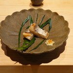 鮨 三心 - 太刀魚の冷燻、山わさび添え