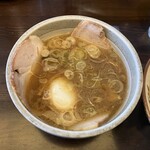 大勝軒 しのや - つけ汁　サービスのチャーシューも嬉しい