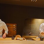 鮨 三心 - 左:清水教平氏(1番弟子)、右:店主の石渕佳隆氏