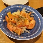 大衆日本酒バル ふとっぱらや - トマトと玉ねぎのサラダ