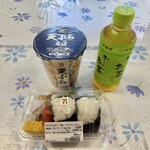 セブンイレブン - 料理写真:セブンプレミアム 天ぷらそば、伊藤園 お〜いお茶、おにぎり&おかず 紅鮭・ツナマヨネーズ