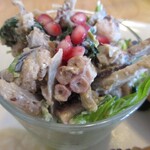 壱弐参 CAFE - 志津川のタコ、焼きなす、ごぼう、ほうれんそうをツナと白ごまで仕上げ、ざくろをトッピング