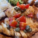 Delicatessen & Cafe ONU - 胡椒の実やトマトの乗ったムニエル