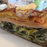 壱弐参 CAFE - 岩出山のケール、ハム、さつまいもが層になっています。