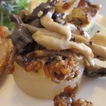 壱弐参 CAFE - 大根の上には、ひらたけやしめじなどのきのこが。