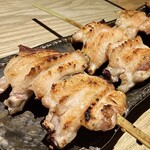 純・懐石焼鳥 串焼ちゃぼ蔵 - 「焼鳥コース（税込￥3,300）」【焼物】おまかせ七本の《手羽先(しお)》の1本のアップ…