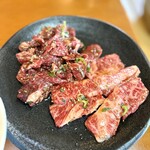 長浜豚骨まるえいラーメン - ハラミはたのまなくっちゃ（手前はカルビ）