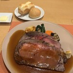 Bistro Fujiyama - ローストビーフとパン(ライスにもできます)