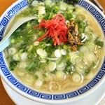 長浜豚骨まるえいラーメン - 紅生姜とか乗せてぇ