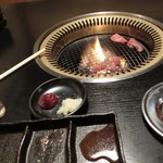 Gensen Wagyuu Yakiniku Hishimekiya - 「おろしニンニク、コチジャン、一味」は希望で無料で供して下さいます。「スダチや大根おろし」は有料53円。