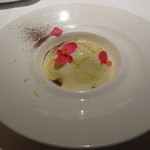 レフェルヴェソンス - リモンチェロのババとバナナ、ホワイトラムのアイスクリーム、黒大豆、泡立てたアングレーズソースとベゴニアの花