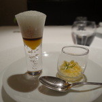 レフェルヴェソンス - アミューズブッシュ
      　香箱蟹、人参、オレンジを2口で