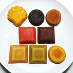 ブールミッシュ - 料理写真:グランリュクス 全8種 左上から、マドレーヌ、チョコオレンジケーキ、メープルアーモンドケーキ、いちごバターケーキ、フィナンシェ ショコラ、フィナンシェ、フィナンシェ ピスタチオ、りんごバターケーキ