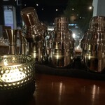 カフェ プエンテ - 蝋燭の灯りで鈍く光るカクテルシェイカー