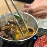 焼肉 ホルモン 明大前肉流通センター - 卵黄と混ぜ焼き
