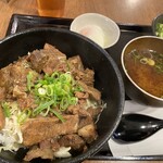 牛すじホルモン 二刀流武蔵 - 牛すじ丼にはすじがゴロゴロ入ってますよ