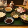 和と酒 馬乃屋 - 刺身セット。メインのお刺身に加え、小鉢2品・ご飯・うどんor味噌汁・温玉or漬物が付く、満足感のある内容。