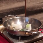 懐石 三田ばさら 別邸 - 先にニンニクとバジルを炒めます
