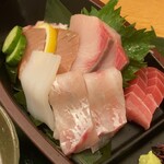 和と酒 馬乃屋 - お刺身はどれも新鮮で、とくにブリは脂がしっかりとのっていて美味。