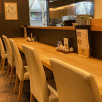 和と酒 馬乃屋 - 店内は和の雰囲気が心地よく、落ち着いた空間。カウンター席・テーブル席・小上がり席と席の種類も豊富で、用途に合わせて利用しやすい印象です。