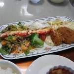 山形屋食堂 - カニの長い脚が1本。右のはカボチャのコロッケでした。(2014年11月）