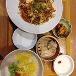 西安餃子 - 『上海焼きそば(ハーフ)&海老わんたん粥(ハーフ)セット(油淋鶏・肉焼売・杏仁豆腐)』