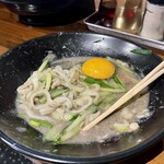 不来方じゃじゃ麺 - 生玉子を落として
