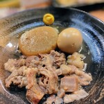 酒場 やまと - おでんは店によりイチバチですが、ここは本気。牛すじホロホロ、卵はおそらくいいのん使ってはります。もちろん黄身までしみしみ。