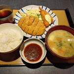 やよい軒 - だし香るとんかつ
      ロースとんかつとエビフライの定食(豚汁変更)