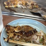 ぼくのや - ミックス　断面（わかりにくいけどイカも豚もゴロゴロ）