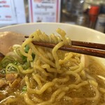 麺屋 一八 - 麺がちぎれてて麺リフトが難しいwww