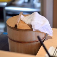 鮨 おとわ - 櫃（ひつ）のある漬場（つけば）