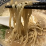 京都鶏白湯そば 純 - 麺はこんな感じです　泡があっという間に消えるのでお早めに