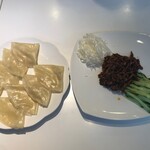 クレイジー餃子 - 手巻き餃子的にたのしい豚肉の中国味噌炒め1580ここ西池袋じゃないんだぞ