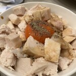 京都鶏白湯そば 純 - せめて鶏だけは味わおうと但馬鶏の小丼を追加　ご飯部分を少し残して最後にスープにダイブ